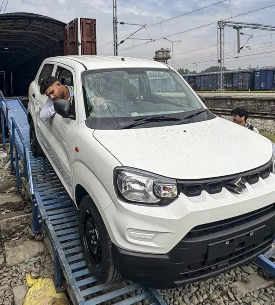 MG’s “Select” brand is targeting to become the top luxury EV seller in India, planning to overtake BMW and Mercedes-Benz.